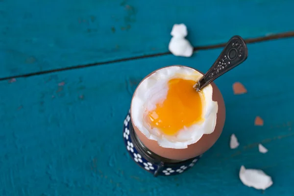 Mavi ahşap masanın üzerine haşlanmış yumurta — Stok fotoğraf