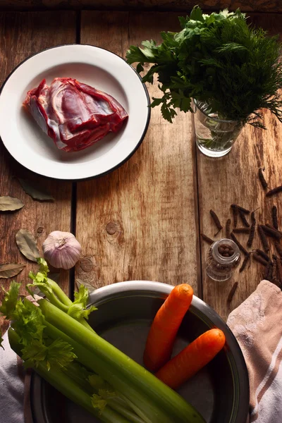 Συστατικά για το ζωμό του κρέατος στο ξύλινο τραπέζι — Φωτογραφία Αρχείου