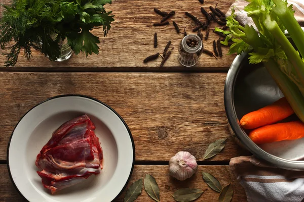 Ingredienti per il brodo di carne sulla tavola di legno — Foto Stock