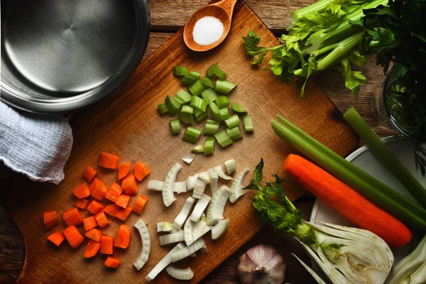 Ingredience pro zeleninový vývar na dřevěný stůl — Stock fotografie