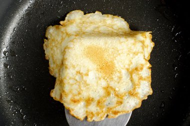 Sıcak siyah pan gözleme