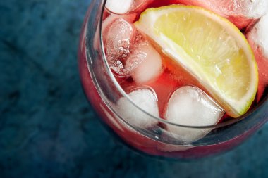 Kireç ve buz cam vişne suyu