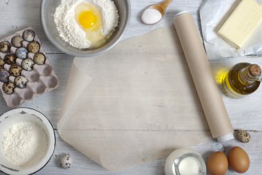 Krep yerken üzerine beyaz masa etrafında parch için malzemeler