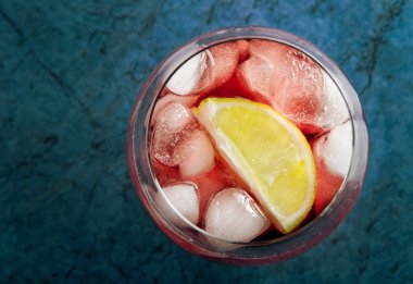 Kireç ve buz cam vişne suyu