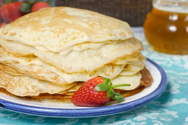 Panqueques calientes con fresas en el plato de cerámica — Foto de Stock