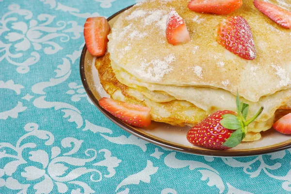 딸기와 세라믹 접시에 벌 꿀 뜨거운 팬케이크 — 스톡 사진
