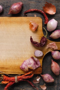 Ahşap tahta ile soğan, sarımsak ve biber arka plan