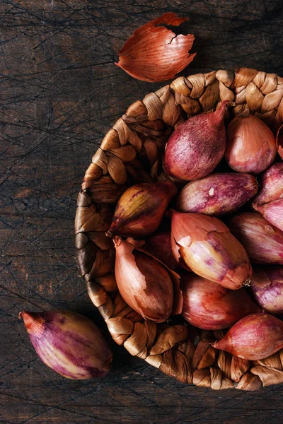 Shallot en una canasta de mimbre — Foto de Stock