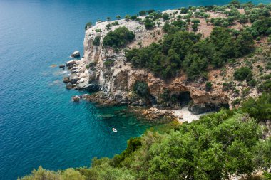 Mavi bir Bay Beyaz bir tekne 