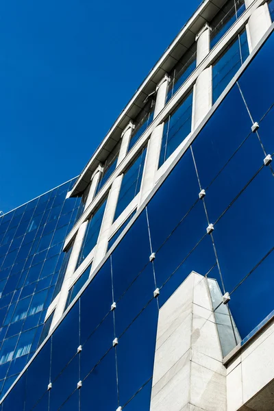Mavi gökyüzü arka plan üzerinde modern binalar — Stok fotoğraf
