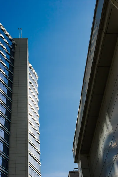 Moderne Gebäude auf blauem Himmel — Stockfoto