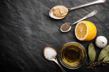 Siyah taş masanın üzerine baharat karışımı