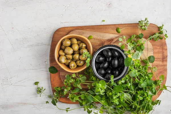 Olives assorties avec origan sur la table en bois blanc — Photo