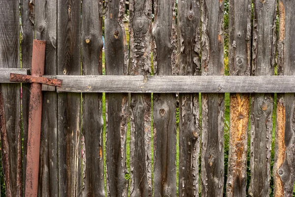 Starý dřevěný plot s kovovou trubkou pozadím — Stock fotografie