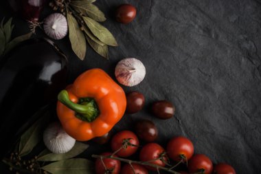 Siyah taş masanın sol tarafına sebze karışımı