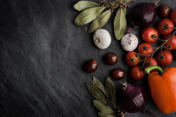 Mezcla de verduras en el lado derecho de la mesa de piedra negra —  Fotos de Stock