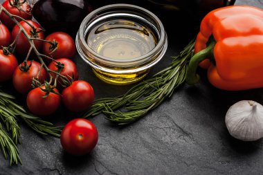 Siyah taş masanın üzerinde farklı baharat ile sebze karışımı