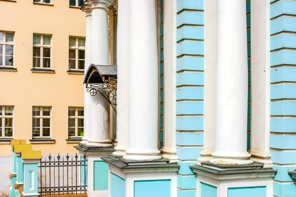 Detail van de gevel van de blauwe kerk met witte pilaren in Rusland — Stockfoto