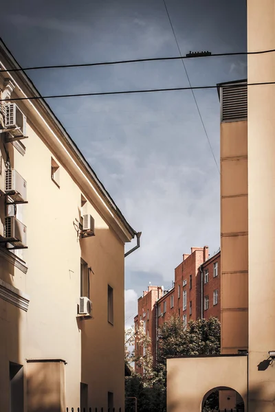 Roofs of the houses in Moscow courtyard vertical — Stock Photo, Image