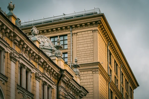 Roof of the old house with elements of decor — Stock Photo, Image