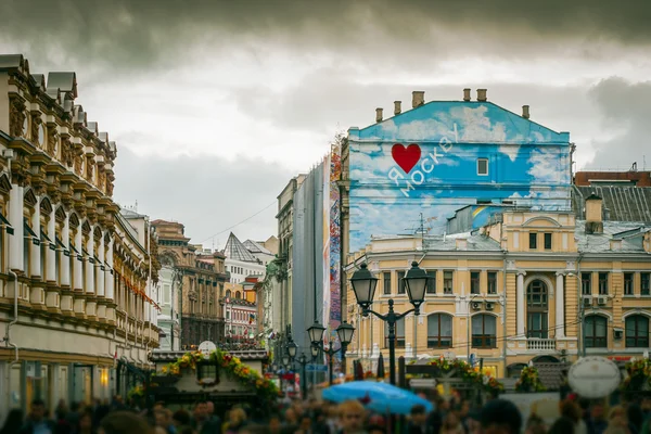 Edificio con foto colorate su una strada di Mosca — Foto Stock