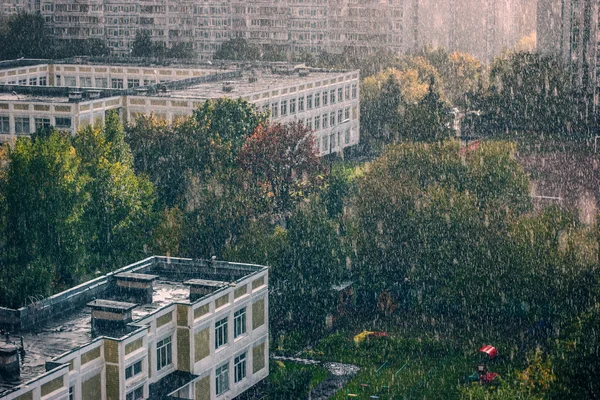 Krople deszczu nad miastem — Zdjęcie stockowe