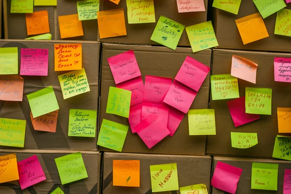 Pared de cartón con pegatinas de colores —  Fotos de Stock