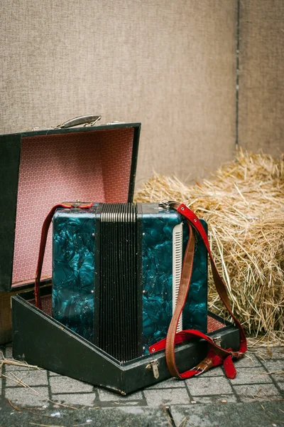 Vieil accordéon dans une valise — Photo