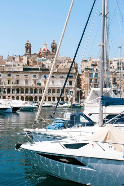 Iate ao lado do cais em Malta — Fotografia de Stock