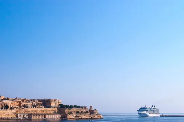 Cruise liner enter a Valletta harbor — Stock Photo, Image