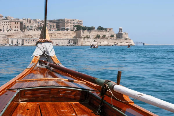 Vue de La Valette depuis la proue du bateau — Photo