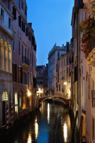 Canal en Venecia por la noche — Foto de Stock