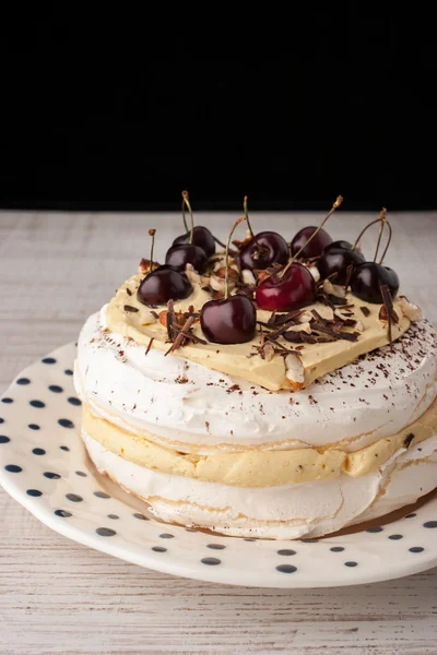 Pavlova cake with fresh cherry and chocolate chips on the ceramic plate — Stock Photo, Image