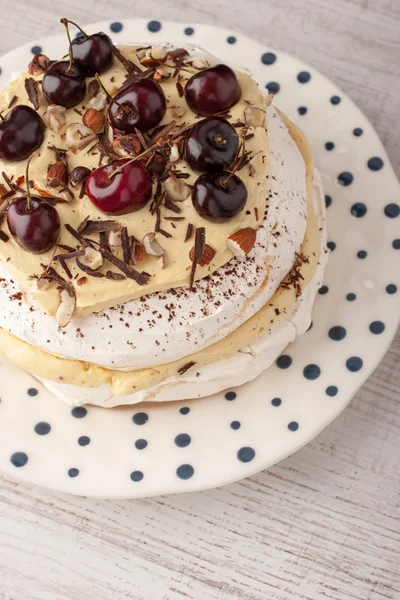 Pavlova cake with fresh cherry on the ceramic plate vertical — Stock Photo, Image