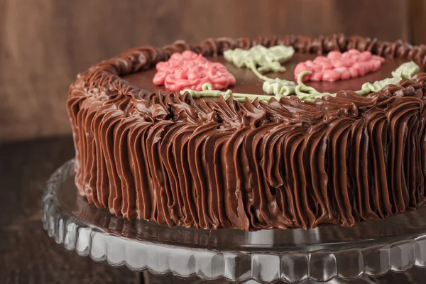 Pastel de Kiev con crema de chocolate en el soporte de vidrio horizontal — Foto de Stock