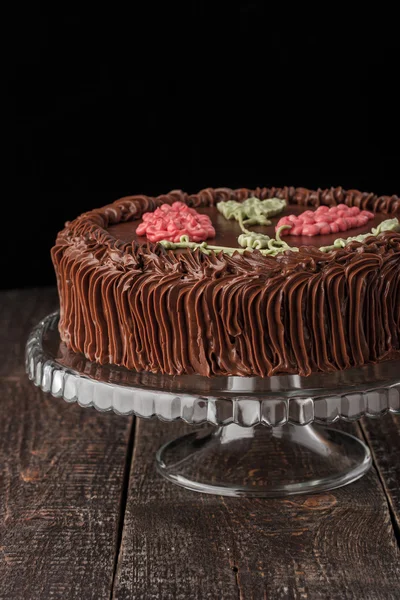 Pastel de Kiev con crema de chocolate en el soporte de vidrio vertical — Foto de Stock