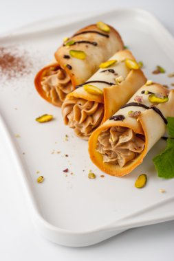 Sicilya cannoli ile Antep fıstığı ve nane seramik tabak dikey