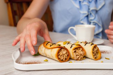 Sicilya cannoli kahve ile yemek kadın