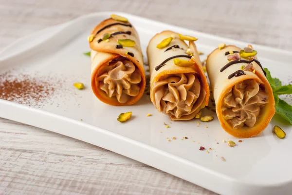 Sicilian cannoli with pistachio and mint on the ceramic plate horizontal — Stock Photo, Image