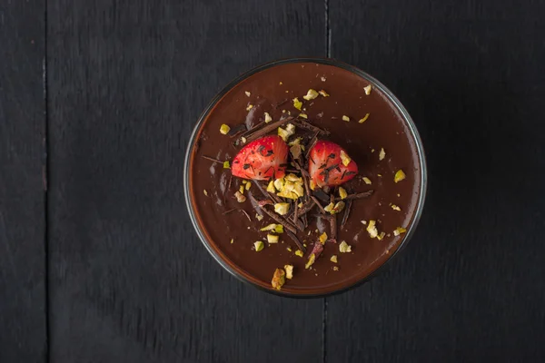 Crema de chocolate con fresa y pistacho en la vista superior del tazón de vidrio —  Fotos de Stock