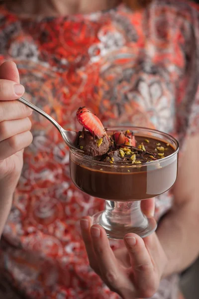 Kobieta jedzenie krem czekoladowy z truskawkami — Zdjęcie stockowe