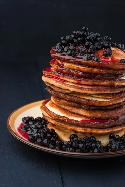 Stack of pancakes with blueberry jam and berries on the wooden table — Stock Photo, Image