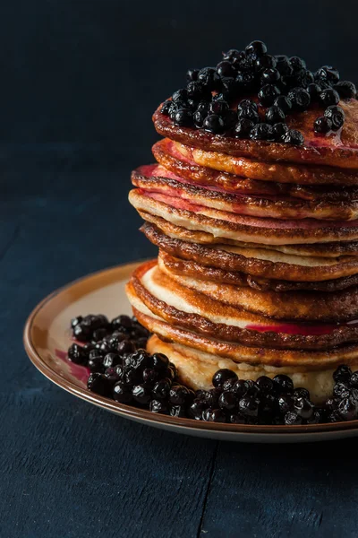 Pancakes with blueberries on the ceramic plate — Stock Photo, Image