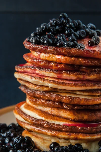 Stack of pancakes with berries and blueberry jam close-up — Stock Photo, Image