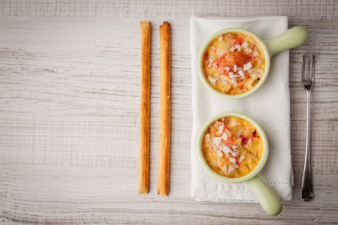 Yengeç cocotte breadsticks ve beyaz gelmedi yatay vintage çatal ile