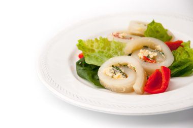 Kalamar peyniri ve sebze ile beyaz arka plan üzerinde yatay rulo