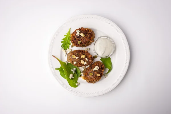 Rissole di carne con semi di zucca e salsa dorblu — Foto Stock