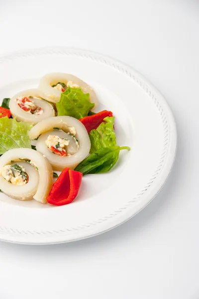 Кальмары с сыром и овощами на белом фоне — стоковое фото