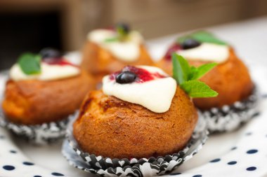 Ricotta, çilek ve nane ile kek