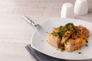 Havuç ve yeşil seramik tabak çatal ile yatay cod